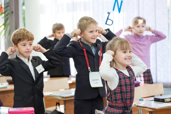 Niños felices en la escuela. Los niños hacen ejercicios. Prima. — Foto de Stock