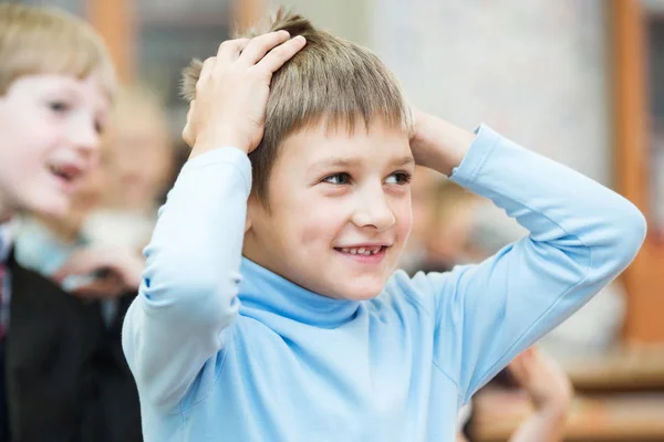 Glada barn i skolklass. Barnen gör övningar. Prima — Stockfoto