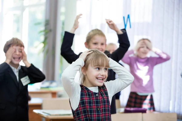 Gelukkige jonge geitjes in de klas. Kinderen hebben het doen van oefeningen. Prima — Stockfoto