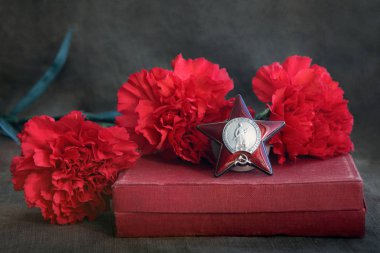 Üç kırmızı karanfiller, tuval üzerinde Red Star sırasını. C