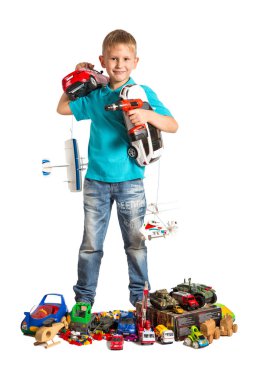 Oyuncak bir sürü ile Avrupa görünüm bir çocuk. Beyaz arka plan