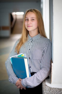 Kız okulda üniformalı Avrupa görünüm. Öğrenci st