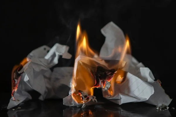 Burning paper on a black background. Fire and ashes from writing — Stock Photo, Image