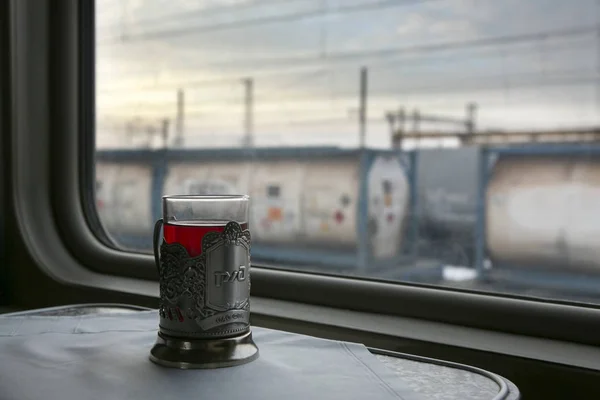 Szklanka herbaty na stole w przedziale pociągu. Poza tą — Zdjęcie stockowe