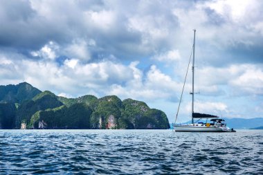 Küçük dağların arka planda yat. Büyük bulutlar t değil