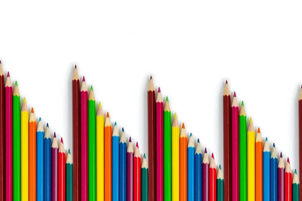 Un patrón de lápices de colores sobre un fondo blanco. Imita aislada —  Fotos de Stock