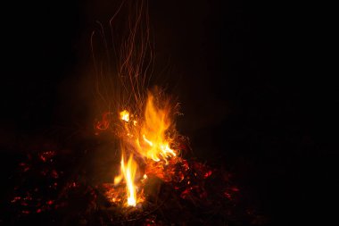 Gece şenlik ateşi, siyah bir arka güzel turuncu parıltı