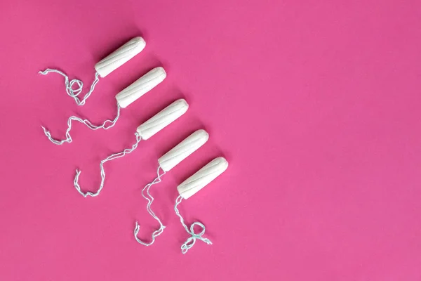 Proteção de higiene da mulher, tampões chalupton no fundo rosa . — Fotografia de Stock