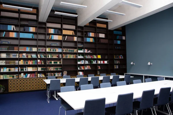 The interior of the library, blue and brown colors. Bookcases wi — Stock Photo, Image