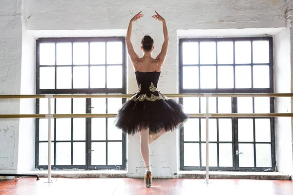 Ballerina Sala Prove Pavimento Legno Finestre Molto Grandi Bella Ballerina — Foto Stock