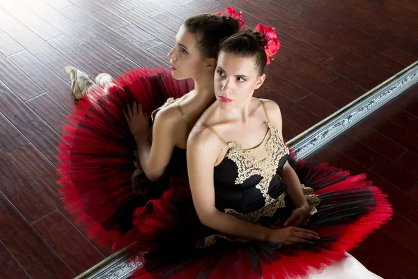 Bailarina de ensayo en el pasillo. Habitación blanca clara, suelo de madera , — Foto de Stock