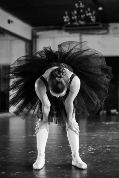 Bailarina cansada en la sala de ensayo. Suelo de madera. Hermosa b — Foto de Stock