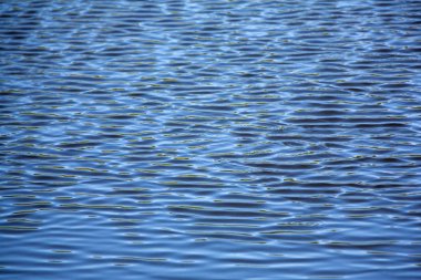 Deniz dalgalarından arka plan. Mavi parlak bir renktir. Yaz ruh hali.