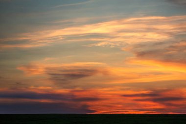 Gün batımı gökyüzü. Mavi, turuncu, kırmızı renkler. Skyline. Parlak gün batımı. 