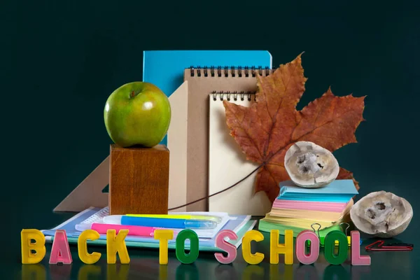 Terug naar school. Stilleven met schoolbenodigdheden. Groene achtergrond. Notebooks, notebooks, viltstiften. — Stockfoto