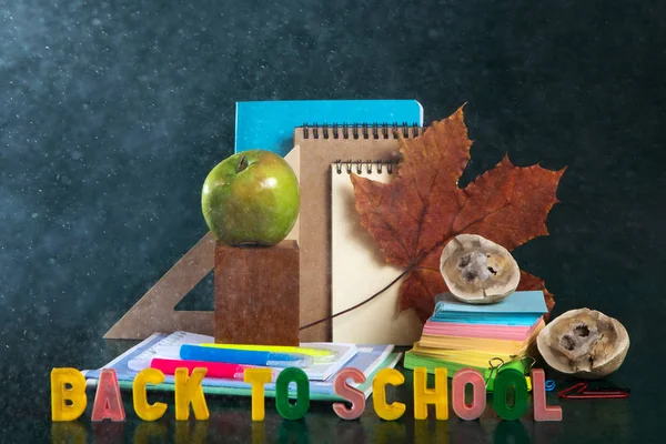 Terug naar school. Stilleven met schoolbenodigdheden. Groene achtergrond. Notebooks, notebooks, viltstiften, Maple Leaf. Kleurrijke foto. — Stockfoto