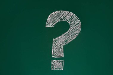 Soru işareti olan okul yeşil tahtası. Tebeşirden boşanmalar. Eğitim, problem çözme.