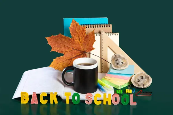 Επιγραφή πίσω στο σχολείο. Ακόμα ζωή με σχολικές προμήθειες. Πράσινο φόντο. Σημειωματάρια, σημειωματάρια, στυλό, χρωματιστά μολύβια, ένα μήλο. Πολύχρωμη εικόνα — Φωτογραφία Αρχείου