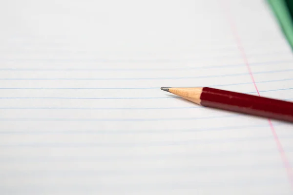 Μολύβι σε ένα σημειωματάριο που έχει αποκλειστεί. Αντιγραφή χώρου. Γκρο πλαν. — Φωτογραφία Αρχείου