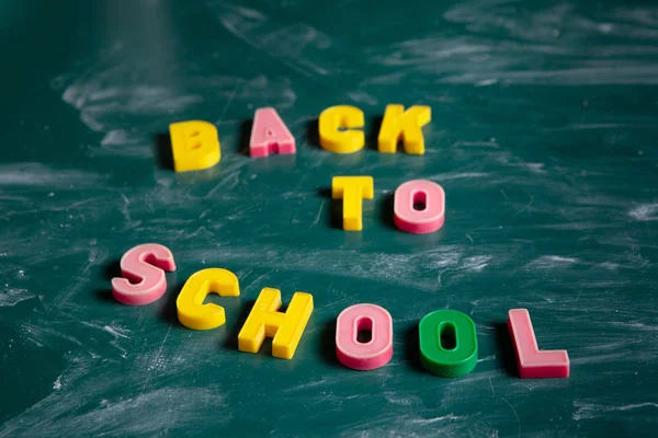 Okula geri yazıt. Hala okul malzemeleri ile hayat. Tahta tebeşir Chalkboard. Yeşil arka plan. Okul yılı başlangıcı. — Stok fotoğraf