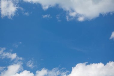 Kümülüs bulutları ile gökyüzü. Arka plan mavi ve beyazdır. Parlak bir gün. Kopya alanı. Bulutların çerçevesi.