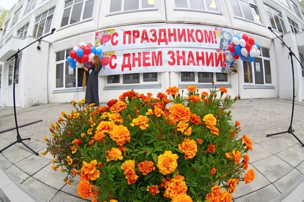 1 Eylül 2015, Moskova. Okul binası. Binanın üzerinde, yazıt 