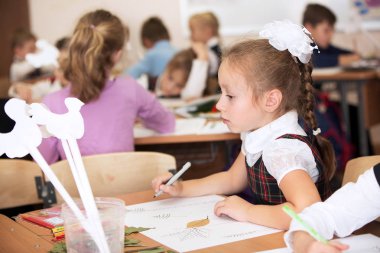 Moskova, Rusya, Eylül 2015. İlkokulda yaratıcılık dersi. Çocuk boyama. 