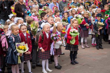 Moskova, Rusya-Eylül, 1, 2014: birinci sınıf öğrenciler ve öğretmen ile Toplantı Okulu. Rusya 'da bilgi günü. Çiçekler olan çocuklar.