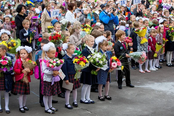 Μόσχα, Ρωσία-Σεπ, 1, 2015: συνάντηση με τους μαθητές και δασκάλους της πρώτης τάξης στο σχολείο. Η μέρα της γνώσης στη Ρωσία. Παιδιά με λουλούδια. — Φωτογραφία Αρχείου