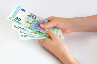 Euro banknotlar elinde. beyaz izole arka planda 20 ve 100 avro. Tasarrufu. Avrupa Birliği 'nin para birimi.