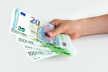 Euro banknotlar elinde. beyaz izole arka planda 20 ve 100 avro. Tasarrufu. Avrupa Birliği 'nin para birimi.