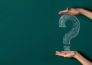 Soru işareti beyaz tebeşir yeşil bir Chalkboard üzerinde çizilir. Eller bir soru işareti tutun. Kavramsal