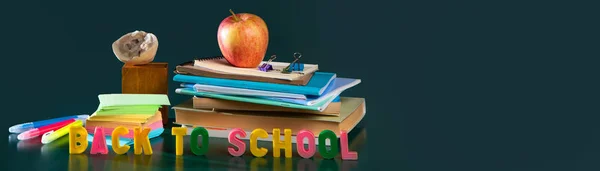 Banner. Back to school. Still life with school supplies. Notebooks, notebooks, felt-tip pens. Colorful picture. — Stock Photo, Image
