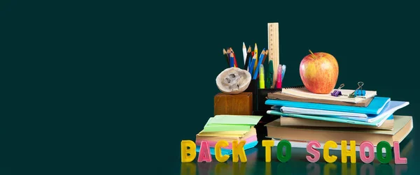 Banner. De vuelta a la escuela. Bodegón con útiles escolares. Cuadernos, cuadernos, rotuladores. Cuadro colorido . —  Fotos de Stock