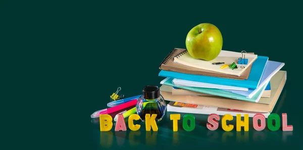 Inscripción de vuelta a la escuela. Bodegón con útiles escolares. Cuadernos, cuadernos, rotuladores, lápices de colores, una manzana. Imagen colorida. Copiar espacio —  Fotos de Stock