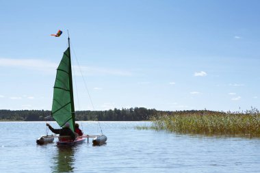 Su gezisi. İnsanlar yelkenli kayıkla seyahat emlerler. Güneşli bir gün. 