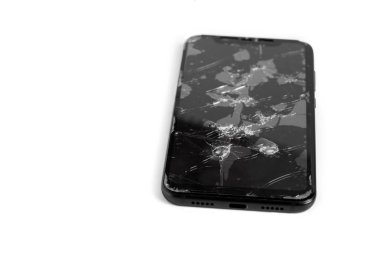 Beyaz izole arka planda kırık ekran cep telefonu. 