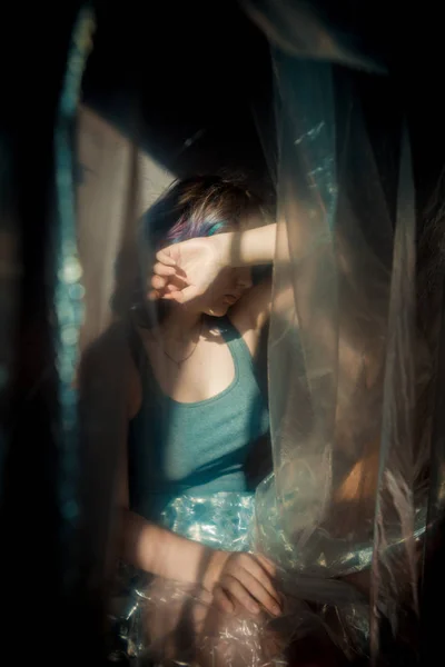 Das Mädchen hinter der Plastikfolie. Konzeptfoto von Verzweiflung und Einsamkeit. — Stockfoto