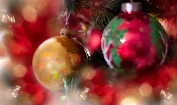 Bolas de Navidad en el árbol de Navidad. Colores rojo y verde. Juguetes de Año Nuevo. Bokeh, fondo borroso . —  Fotos de Stock