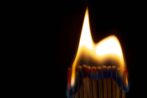 Coincidencias de pie en una fila de quemaduras en una reacción en cadena. Macro tiro . — Foto de Stock