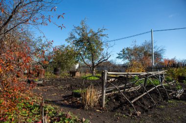 Rusya 'daki kır evi. Güneşli bir sonbahar günü. Çıplak toprak.. 