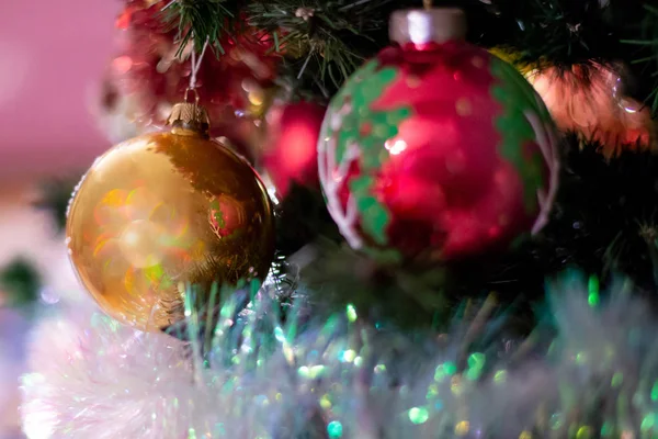 Bolas de Navidad en el árbol de Navidad. Colores rojo y verde. Juguetes de Año Nuevo. Bokeh, fondo borroso . —  Fotos de Stock