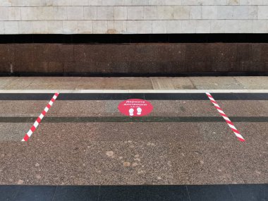 Mayıs 2020, Moskova, Metro. Platformdaki işaretler ve Rusça yazıtlar: 1,5-2 metrelik bir mesafeyi koruyun. Moskova metrosundaki koronavirüs enfeksiyonuna karşı önlemler. Covid ile Mücadele - 19