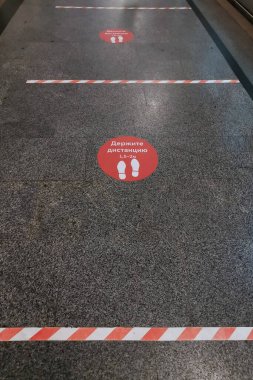 Mayıs 2020, Moskova, Metro. Platformdaki işaretler ve Rusça yazıtlar: 1,5-2 metrelik bir mesafeyi koruyun. Moskova metrosundaki koronavirüs enfeksiyonuna karşı önlemler. Covid ile Mücadele - 19