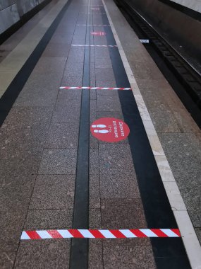 Mayıs 2020, Moskova, Metro. Platformdaki işaretler ve Rusça yazıtlar: 1,5-2 metrelik bir mesafeyi koruyun. Moskova metrosundaki koronavirüs enfeksiyonuna karşı önlemler. Covid ile Mücadele - 19