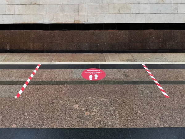 Mayıs 2020, Moskova, Metro. Platformdaki işaretler ve Rusça yazıtlar: 1,5-2 metrelik bir mesafeyi koruyun. Moskova metrosundaki koronavirüs enfeksiyonuna karşı önlemler. Covid ile Mücadele - 19