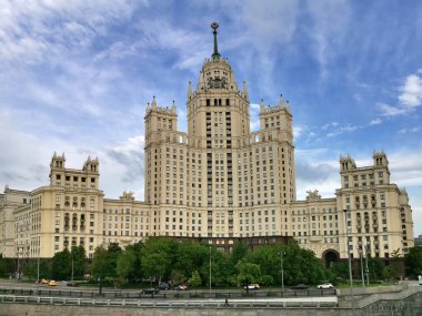 Rusya, Moskova, 30 Mayıs 2020. Boş şehir yolları. Moskova 'da karantina. Moskova' da çok katlı bir bina. Stalin 'in İmparatorluğu. Kotelnicheskaya Embankment 'ta yüksek binalar. Az sayıda araba ve yaya var..
