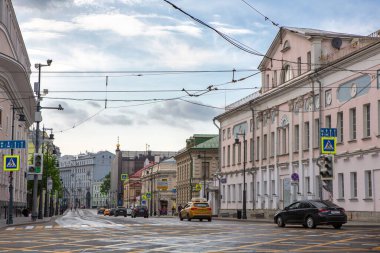 Rusya, Moskova, 30 Mayıs 2020. Şehrin boş sokakları. Moskova 'da karantina. Nadir yoldan geçenler, yolda az sayıda araba var. Pokrovka Caddesi. Yaz günü. 