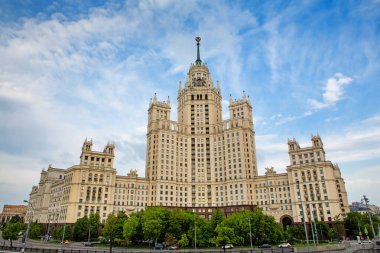 Rusya, Moskova, 30 Mayıs 2020. Boş şehir yolları. Moskova 'da karantina. Moskova' da çok katlı bir bina. Stalin 'in İmparatorluğu. Kotelnicheskaya Embankment 'ta yüksek binalar. Az sayıda araba ve yaya var..