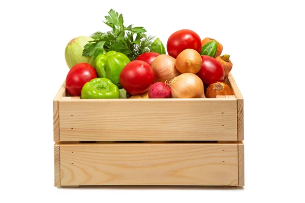 Ξύλινο Κουτί Λαχανικά Λευκό Φόντο Κολοκυθάκια Καρότα Ντομάτες Αγγούρια Και — Φωτογραφία Αρχείου